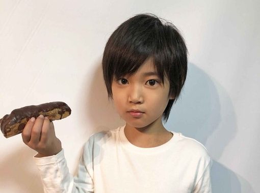 幼い倫太郎役に大野遥斗君が出演 エクレア食べてる姿がかわいい