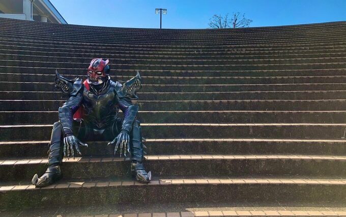 仮面ライダーセイバー デザストさんの デザさんぽ が更新 今度は街で階段に座る暴挙に 滅亡の日も近い