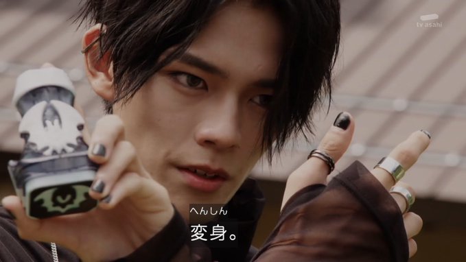 仮面ライダーリバイス カゲロウの初変身シーン 無数のコウモリの中で仮面ライダーエビルに変身 仮面ライダーリバイス カゲロウの初変身シーン 無数のコウモリの中で仮面ライダーエビルに変身